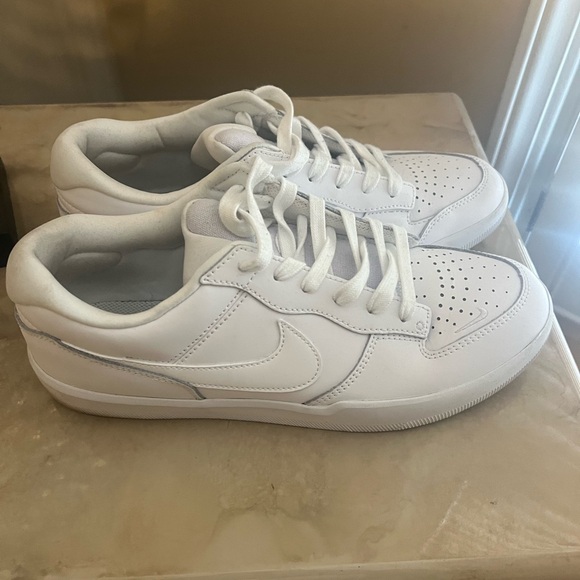 Nike sneaker size 10 white - Picture 2 of 4